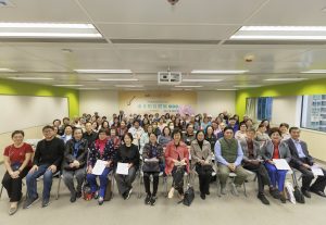 雅趣聚緣藝術基金會創辦人兼主席及工作坊監製侯王碧影女士（左七）、香港粵樂曲藝總會名譽會長及本活動贊助人鄧朱錦韶博士（左六）、浸會大學發展事務處總監兼浸大基金秘書長陳鄭惠蘭女士（左八）、學院總監（持續及專業教育）孫敏宜博士（左五）及其他嘉賓與出席學員合影。