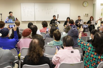 南音名家温誌鵬老師（左）擔任主講嘉賓，並由音樂領導佘嘉樂老師（中）帶領樂隊現場伴奏，讓學員體驗南音的演唱技巧與創作內涵。