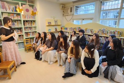 学员认真地聆听当地幼儿教育工作者的分享，并交流彼此对幼儿教育的见解和文化差异。