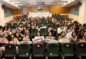 「透过价值观教育提升幼儿的正向态度及国民身份认同」研究计划日前举行成果发布暨分享会，参加者会后一同大合照。