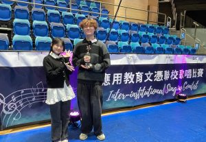 关家俊同学（右）演绎《浮夸》表现出色，勇夺亚军及「最佳人气奖」。
