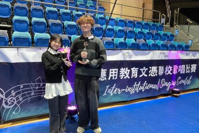 关家俊同学（右）演绎《浮夸》表现出色，勇夺亚军及「最佳人气奖」。