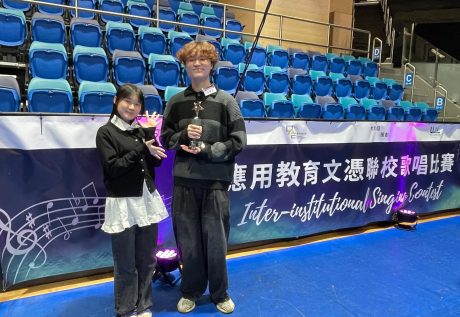 关家俊同学（右）演绎《浮夸》表现出色，勇夺亚军及「最佳人气奖」。