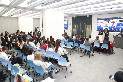 「AD HERE 廣告大賽2026」首度與海外大學合辦，兩組來自關西大學的日本隊伍在線上參賽，與本地學生交流展示學習成果。