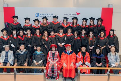 主礼嘉宾及一众学院教职员一同分享毕业学员的难忘时刻，祝愿他们鹏程万里、前途似锦。