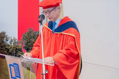 浸大持續教育學院院長鍾志杰教授指在職進修從非易事，讚揚畢業學員為追求知識排除萬難，在學習旅程中展現出堅毅與恆心。