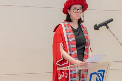 爱丁堡龙比亚大学代表Naomi Graham女士感谢 SCE的专业支持与紧密合作，勉励同学把学习所得延伸至不同的领域与岗位，在社区中实践终身学习的精神。