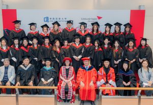 主禮嘉賓及一眾學院教職員一同分享畢業學員的難忘時刻，祝願他們鵬程萬里、前途似錦。