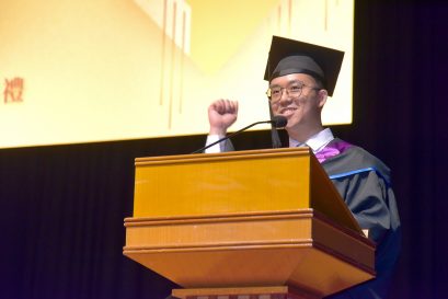 護理學學士畢業生馮子軒感謝老師的教誨，培養出專業知識、同理心兼具的護士，期望大家將來能不忘初心，用心守護生命和啟迪下一代。