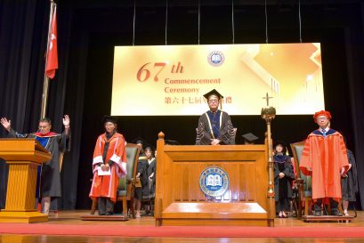 浸大常务副校长黄定发教授担任第67届毕业典礼学位颁授主礼人。