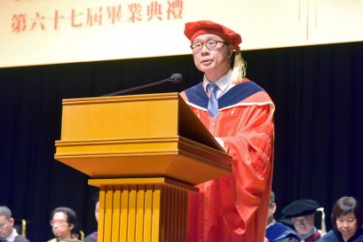 浸大持续教育学院院长钟志杰教授致辞时赞扬毕业生培养出足以改变世界的心态，将来在人生道路上定必大放异彩。