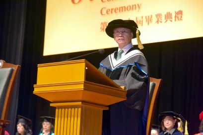 浸大国际学院咨询委员会主席赵国雄教授致辞时提醒毕业生要时刻坚守诚信，为创造长远价值而努力，才能赢得别人的信任和尊重。