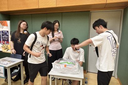 校園設有多個攤位及工作坊，讓新生們透過各式各樣的遊戲與師長互動，包括以時下流行的玩具切磋。