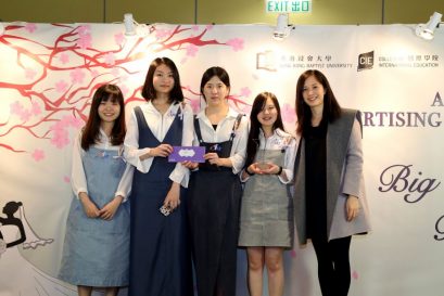 拉斐特董事叶霭璇小姐（右一）颁发奖品予冠军队伍“LAB”。