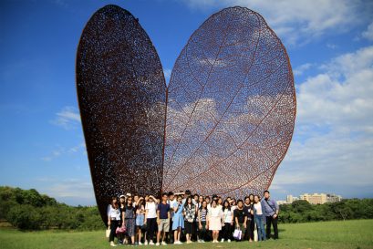 台灣新竹國立清華大學安排了中國文學系兩位 學生擔任導賞員，帶領同學漫步校園、欣賞巨型的裝置藝術品──枯 葉。