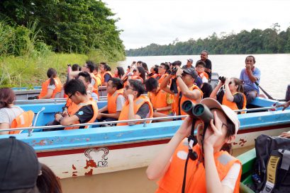 修读环境保育学及地理及资源管理专修的同学远赴马来西亚沙巴考察 ，沿着京那巴当岸河近距离观察自然生态。