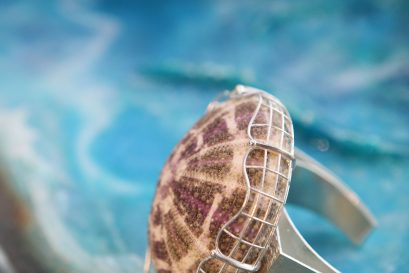 遇璐同学的作品「会呼吸的珠宝」以海洋生物为设计元素，突显饰物的生命力。