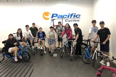 学员参观太平洋自行车博物馆，并试玩馆内各款新旧自行车。
