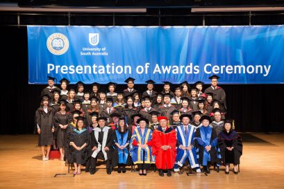 学院早前举办南澳大学课程毕业礼2019，向毕业生颁发学士学位证书。